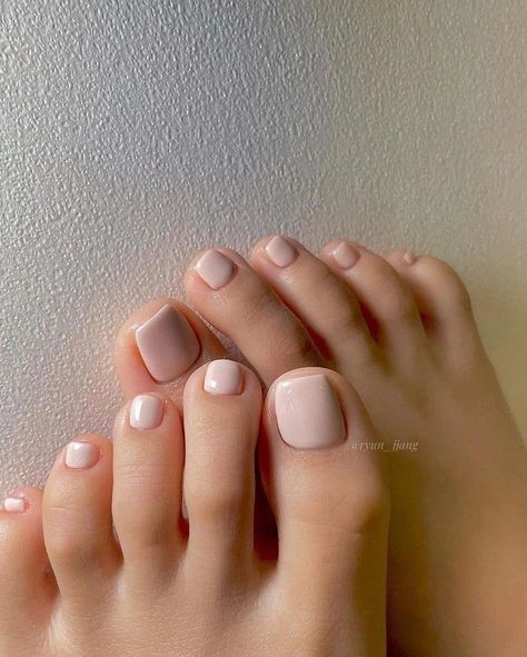 Neutral Toe Nail Colors Natural, Feet Color Nails, Super Short Manicure, Simple Toe Nails Designs, Natural Toe Nails Pedicures, Classy Toe Nails, Cream Pedicure, Japanese Pedicure, Simple Toe Nail Designs