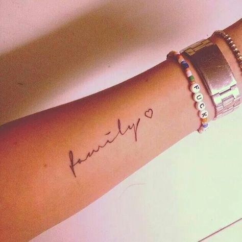 Familia Wrist Tatoo, Quotes Calligraphy, Girls Bracelet, Tattoo Now, Tattoo Feminina, Family Tattoos, Design Tattoo, Trendy Quotes, Little Tattoos