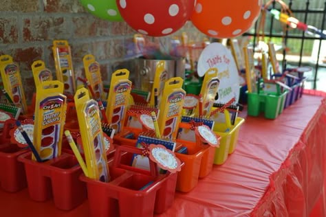 Wow what a great idea for party favors! I am sure to incorporate something like this for my kids bday! Thanks for sharing this picture!! Dollar Store Goody Bag Ideas, Paint Party Goodie Bags, Crayola Party Favors, Art Party Favors For Kids, Art Party Activities For Kids, Painting Birthday Party Ideas, Birthday Favours, Art Caddy, Art Themed Party