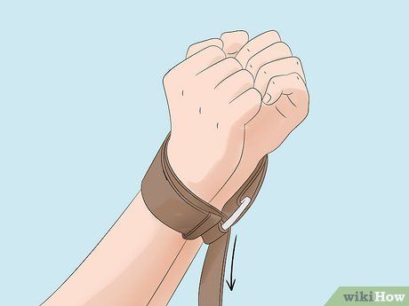 How To Make Handcuffs Out Of A Belt, Belt Handcuffs Tutorial, Diy Body Harness, Belt Handcuffs, How To Tie A Belt, Sunshine Crafts, Romantic Games, Diy Belt, Leather Handcuffs