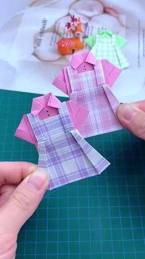 Tutorial Origami, Origami Dress, Paper Craft Videos, Instruções Origami, Easy Paper Crafts Diy, Handmade Paper Crafts, Paper Craft Diy Projects, Diy Paper Crafts Decoration, Crafts Kids