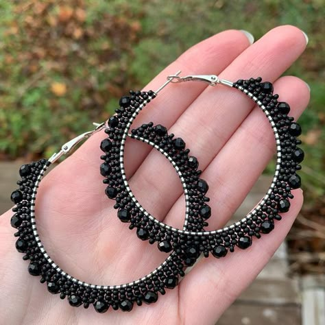 Black Beaded Hoop Earrings, Seed Bead Bracelets Diy, Hand Embroidered Jewelry, Black Jewellery, Diy Earrings Easy, Jewelry Knowledge, Beaded Jewels, Handmade Earrings Beaded, Handmade Jewelry Tutorials