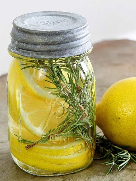 Get rid of odors in the kitchen, bathroom or any room in your home with these natural ways to freshen the smell! Jars and containers filled with mixtures such as lemon and rosemary, lilac or cinnamon and orange freshen the smell and look adorable in your home! Natural Room, House Smell Good, Room Scents, Smell Amazing, House Smell, Design Seeds, Cleaners Homemade, Natural Home Decor, Home Scents