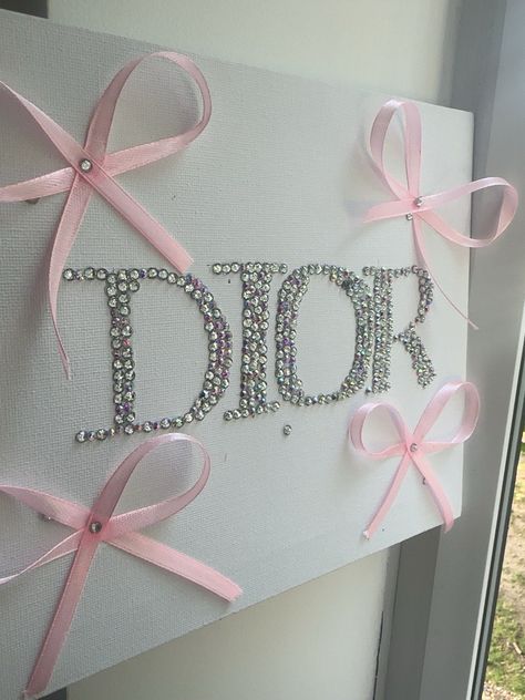 🎀Add a touch of elegance and style to your space with this stunning ribbon "Dior" art piece. Handcrafted with precision and care, this unique design combines the glamour of Dior with the beauty of ribbon art. Perfect for room decor or as a statement piece in any setting, this artwork exudes sophistication and charm. Elevate your decor with this one-of-a-kind creation that sparkles with creativity and luxury. Bring a touch of fashion into your home with this exquisite ribbon "Dior" art piece. Ow Diy Room Canvas Art, Pink Diy Wall Art, Art Inspo Canvas, Ideas For Drawing On Canvas, Cute Wall Art Ideas, Wall Ideas Bedroom Painting, Diy Room Decor Painting, Glitter Paintings On Canvas, Silver And Pink Bedroom