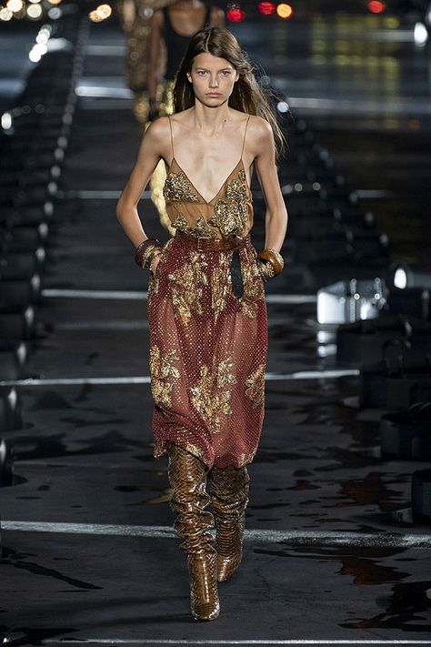 Ysl Runway, Alexander Mcqueen Runway, Glam Boho, Look Jean, Fashion Week Spring 2020, St Laurent, Moda Paris, Mode Boho, Maxi Robes