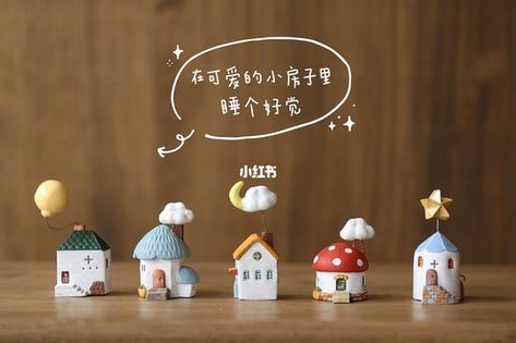 Mini Clay Houses Diy, Quirky Sculpture, Polymer Clay House, Pottery Houses, Diy Air Dry Clay, Air Dry Clay Projects, Tanah Liat, Clay Houses, Clay Diy Projects