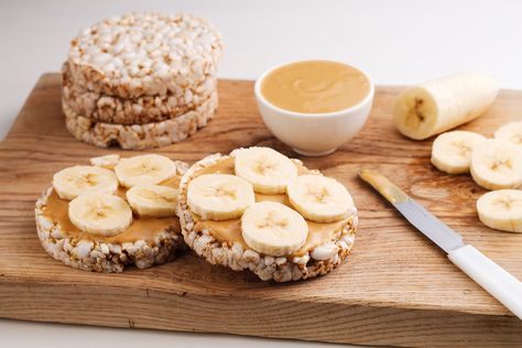 Banana & peanut butter on rice cakes 8fit Healthy Pre Workout Snacks, Healthy Pre Workout, Pre Workout Breakfast, Snacks Diy, Preworkout Snack, Pre Workout Food, Post Workout Snacks, Shiatsu Massage, Workout Snacks