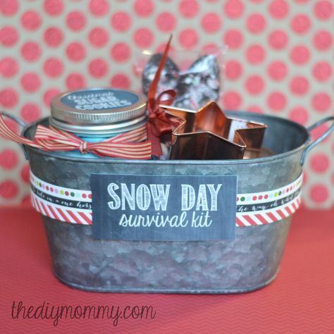 DIY Snow Day Survival Kit Christmas Gift - sugar cookies in a jar, a cookie cutter, hot chocolate mix in a jar, and hot chocolate spoons! Snow Day Survival Kit, Budget Friendly Christmas Gifts, Survival Kit Gifts, Christmas Gift Baskets Diy, Gift Baskets For Him, Diy Snow, Boyfriend Gift Basket, Best Gift Baskets, Chocolate Spoons