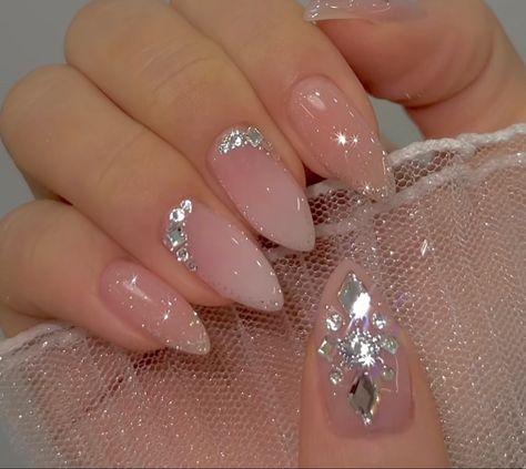 Oval Nails Inspiration, Aurora Nail Art, Bachelorette Nails, Elegant Touch Nails, Shapes 3d, Engagement Nails, Gold Glitter Nails, Craft Decoration, Nail Art Wedding