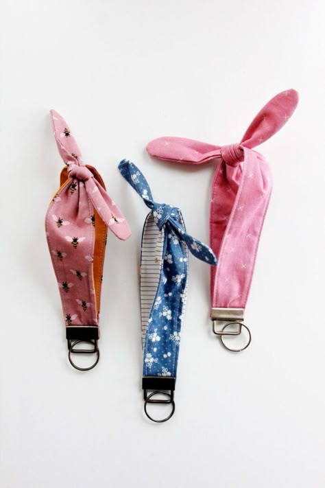 Key Holder Sewing Pattern, Fabric Keychain Diy Free Pattern, Sewing Keychains, Key Fob Sewing Pattern, Keychain Sewing Pattern, Sewing Keychain, Keychain Sewing, Wristlet Tutorial, Diy Key Fob