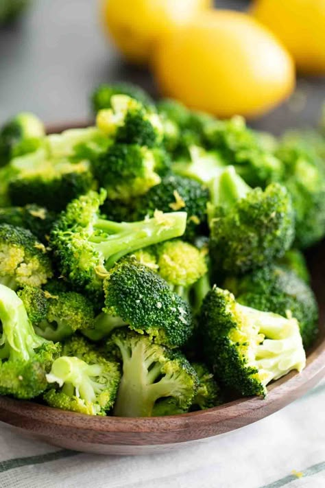 Simple and fast, this Lemon Broccoli makes the perfect side dish. It is a delicious way to get in your greens! #recipe #sidedish #broccoli #lemon #easyrecipe Brócoli Recipes, Corn And Broccoli, Lemon Broccoli, Beef Burrito Recipe, Butter Broccoli, Honey Mustard Pork Chops, Broccoli Lemon, Scalloped Corn, Creamy Chicken Tortilla Soup