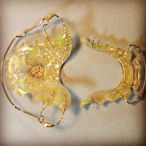 I want this retainer when I have to get them!!!! Retainers by http://www.artortho.com/ Retainers Colors, Fake Braces, Braces Retainer, Braces And Glasses, Gold Braces, Retainer Teeth, Dental Retainer, Sports Volleyball, Braces Tips