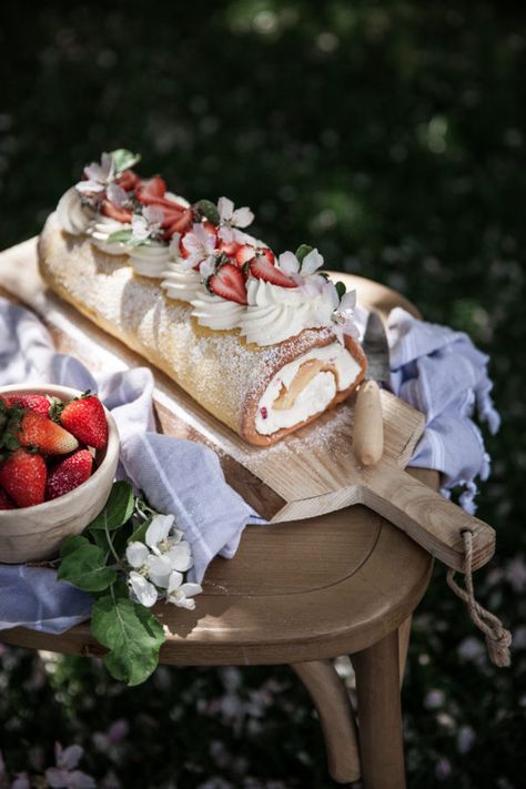 Strawberries Cake, Lemon Sponge Cake, Presentation Food, Lemon Sponge, Plating Food, Roll Cakes, Cake Roll Recipes, Mascarpone Cream, Cake Rolls