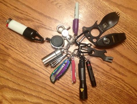 Survival Bros Everyday Carry (E.D.C.) Keychain Items Urban Survival Kit, Edc Keychain, Emergency Prepardness, Emergency Food Storage, 1950's Dress, Edc Gadgets, Emergency Evacuation, Emergency Preparation, Prepper Survival