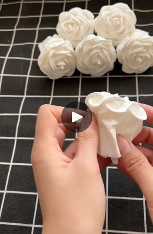 Hadiah Diy, Stones Garden, Diy Flores, Rocks Painted, Seni Dan Kraf, Paper Craft Diy Projects, Diy Paper Crafts Decoration, Paper Flowers Craft, Diy Crafts Paper Flowers