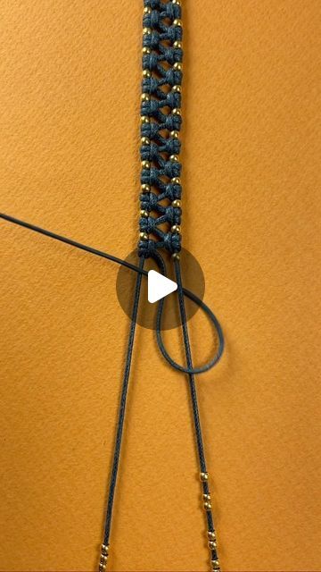 Fabrication Bracelet, How To Make Bracelets, Handmade Jewelry Diy Bracelets, Diy Necklace Designs, Diy Bracelets How To Make, Diy Bracelets With String, Diy Wire Earrings, Diy Friendship Bracelets Tutorial, Braided Bracelet Diy