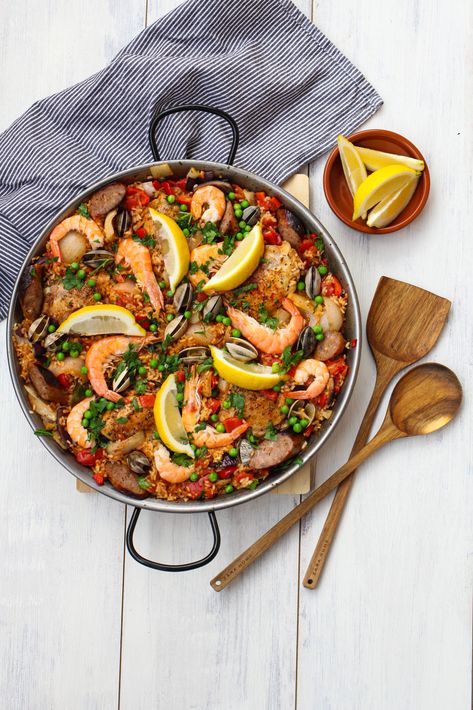 How to Make Paella Spanish Paella Recipe, Foreign Recipes, Bountiful Kitchen, Michelin Chef, Spanish Paella, A Couple Cooks, Paella Valenciana, Seafood Paella, Paella Recipe