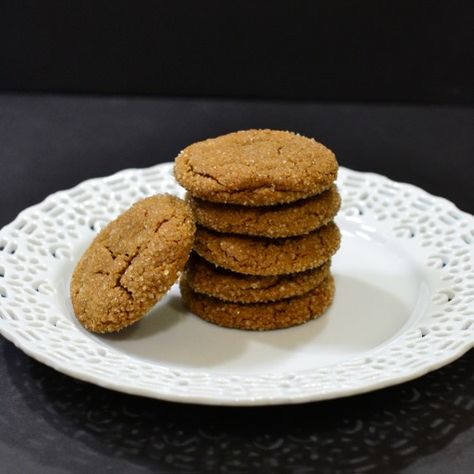 Ginger Snaps Chewy Ginger Snaps, Ginger Snap Cookies, Ginger Cookies, Chewy Cookie, Ginger Snaps, Sugar Cookies Recipe, How Sweet Eats, Molasses, Yummy Cookies