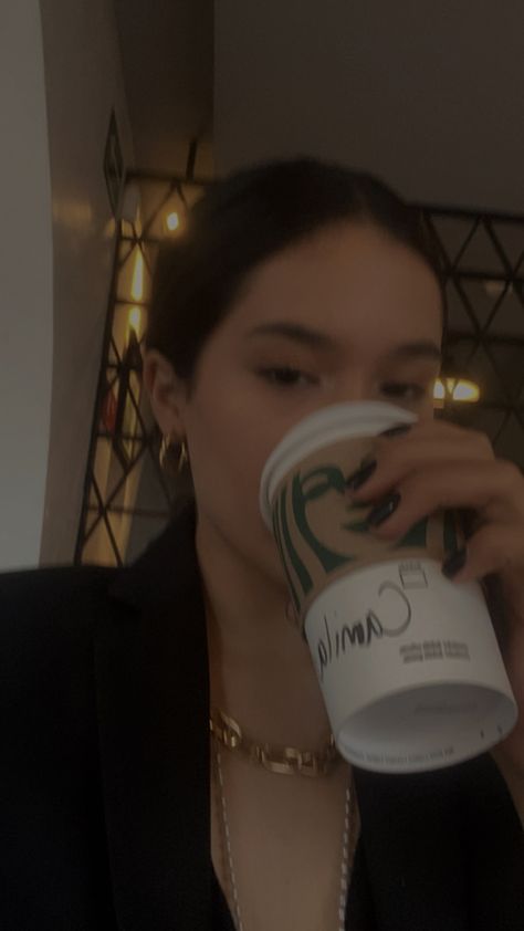 Foto Starbucks Aesthetic, Starbucks Poses Instagram, Starbucks Girl Aesthetic, Girl Drinking Starbucks, Starbucks Selfie, Starbucks Photo, Cappuccino Aesthetic, Coffee Selfie, Coffe Drinks