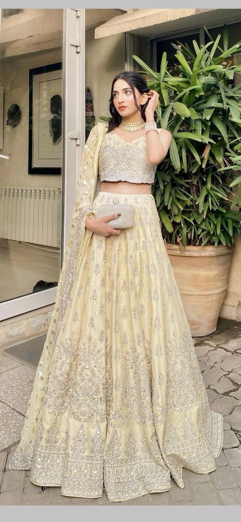 Modest Lengha, Mehndi Ceremony Outfit For Sister, Lehenga Modest, Modest Lehenga, Lengha Modern, Mehndi Ceremony Outfit, Elegant Lehenga, Pakistani Lehenga, Sister Of The Groom