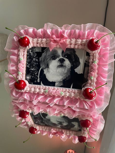 Decorated Picture Frames, Decoden Ideas, Picture Frame Pink, Coquette Cherry, Faux Cake, Monster Decorations, Cake Frame, Cute Office Decor, Pink Crafts