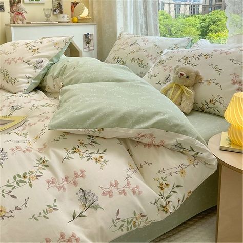 Pretty bedding. Green bedding. Teddy bear. Cottagecore aesthetic. Flower Bedroom Aesthetic Vintage, Cottagecore Comforter Sets, Spring Comforter Sets, Bedrooms With Iron Beds Decorating Ideas, Colourful Duvet Covers, Spring Duvet Covers, Green Floral Duvet Cover, Sheets And Comforters, Floral Bed Spread