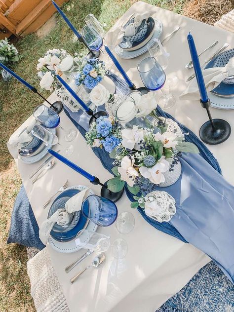 Blue Table Decorations Party, Blue Dinner Party Decor, Blue Picnic Ideas, Coastal Grandmother Birthday Party, Blue Picnic Theme Party, Blue Themed Brunch, Blue Party Ideas Decoration, Blue Dinner Table Decor, Blue And White Dinner Party