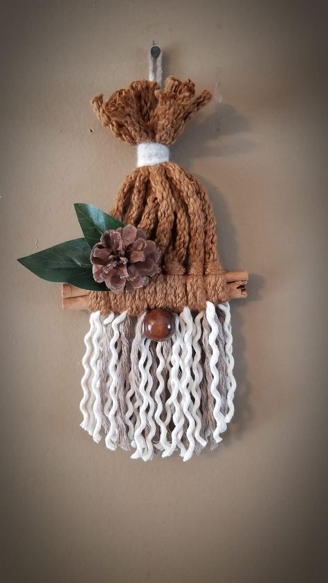 Macrame Christmas Knomes, Winter Macrame, Macrame Gnome, Christmas Bazaar Crafts, Ideas For Classroom, Free Macrame Patterns, Summer Mantle, Bazaar Crafts, Handmade Christmas Crafts