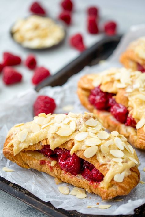 Breakfast Crossaints Ideas, Croissant Topping Ideas, Croissant Topping, Croissant Filling Ideas, Crossaint Breakfast Ideas, Christmas Croissant, Almond Croissants, Almond Croissant, Raspberry Almond