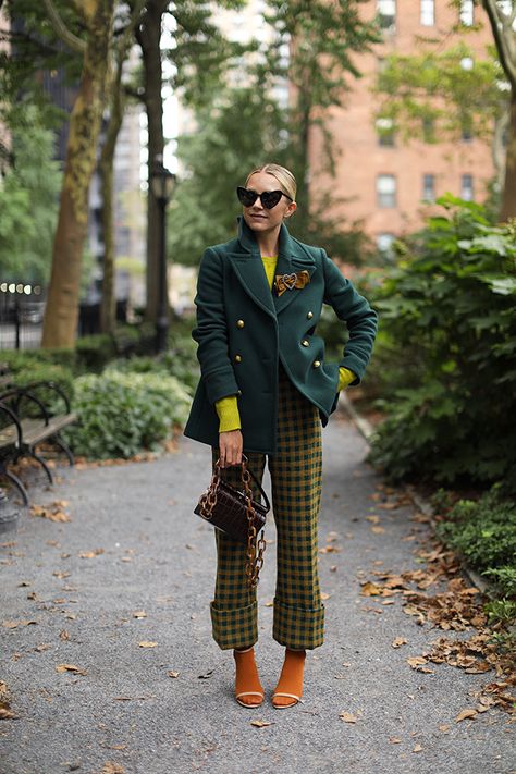 Colorful Work Wear, Fall Retro Outfits, Blair Eadie, Street Style Fall Outfits, Vintage Autumn, Looks Street Style, Green Coat, Trendy Fall, Looks Chic