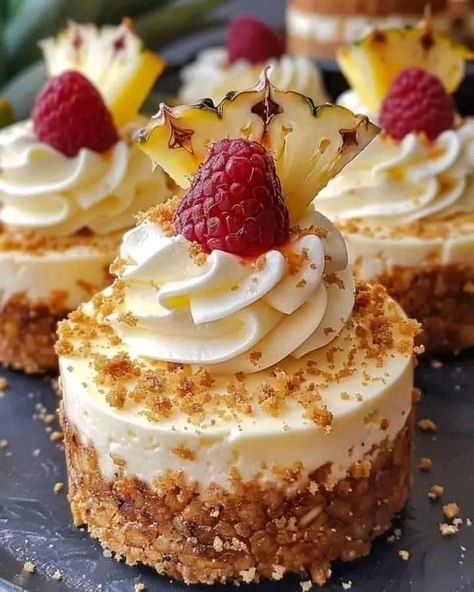 Pineapple Cheesecake, Baked Pineapple, Pineapple Desserts, Cheesecake Dessert, Cheesecake Desserts, Mini Cheesecakes, Mini Desserts, Cafe Food, Yummy Food Dessert