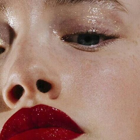 Make Up Guide, Glitter Wallpaper Iphone, Editorial Make-up, Nail Makeup, Chrome Nail, Beauty Make-up, Red Lip, Editorial Makeup, Makeup Goals