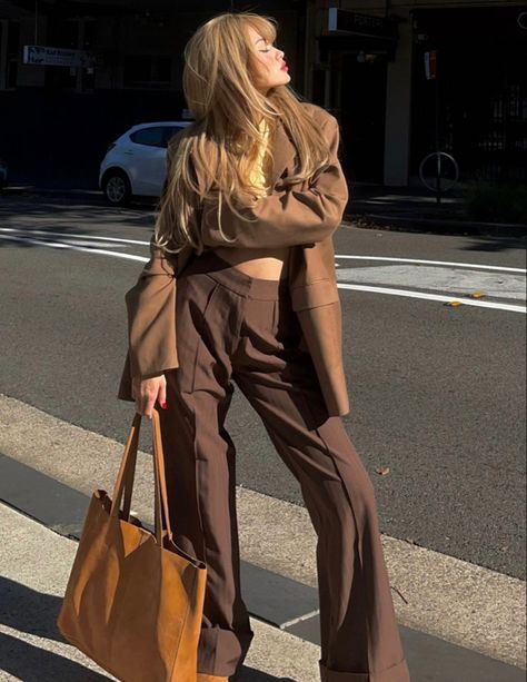 Choco Brown Outfit, Mocha Mousse Outfit, Spring Bright, Mocha Mousse, Closet Tour, Minimalist Women, Brown Outfit, Mocha, What To Wear