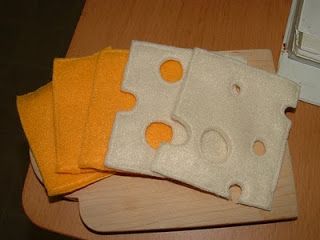 Pieces by Polly: Sliced Cheese - Felt Food Cook Along - Day 18 Play Kitchen Food, Sliced Cheese, Felt Food Diy, Felt Food Patterns, Felt Play Food, Pretend Food, Food Patterns, Toy Food, Felt Food