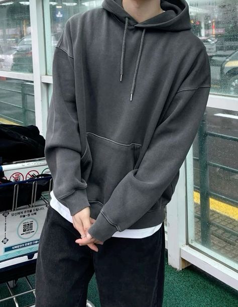 Guys Hoodies Aesthetic, Casual Date Outfits Men, Comfy Outfits Male, Hoodie Outfit Male, Black Crew Neck Outfit, Comfy Male Outfits, Men Comfy Outfit, Grey Hoodie Outfit Men, Hoodie Aesthetic Boy