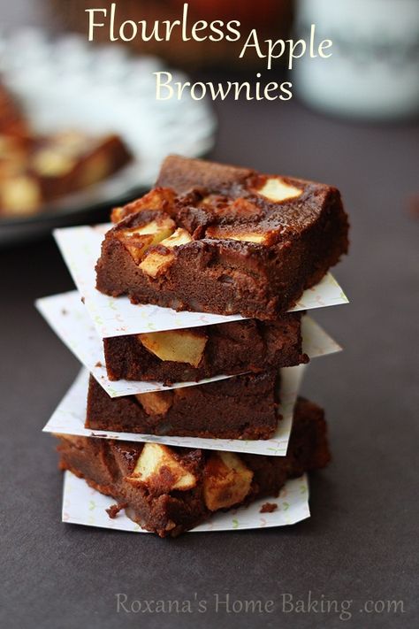 flourless apple brownies #chocolateparty | Roxanashomebaking.com Apple Brownies, Apple Pie Bars Recipe, Apple Recipes Healthy, Resep Brownies, Biscuits Graham, Pie Bar Recipes, Apple Pie Bars, S'mores, Home Baking