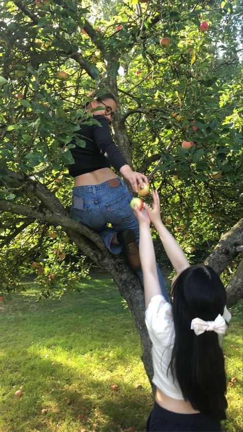 Apple Orchard Poses, Apple Orchard Photoshoot Friends, Apple Picking Fits, Apple Picking Date, Apple Orchard Aesthetic, Apple Orchard Outfit Fall, Apple Orchard Outfit, Apple Picking Photoshoot, Apple Picking Aesthetic