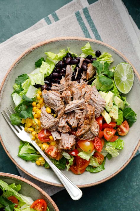 An easy meal prep weeknight entree taco salad with a homemade honey lime vinaigrette and your choice of lettuce and healthy toppings. Carnita Seasoning, Bowl Recipes Chicken, Carnitas Salad, Christmas Roast Beef, Tacos Salad, Honey Lime Vinaigrette, Salad Steak, Creamy Mashed Cauliflower, Meals Gluten Free