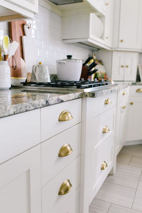 Home Depot home update. The prettiest gold knobs for any kitchen! Kitchen decor | Home decor | Home improvement | Gold handles Home Pod, Easy Kitchen Updates, Kitchen Vision Board, Drawers Handles, Cream Kitchen Cabinets, Kitchen Ideas Decor, Cabinet Decoration, Farmhouse Style Furniture, Cream Kitchen