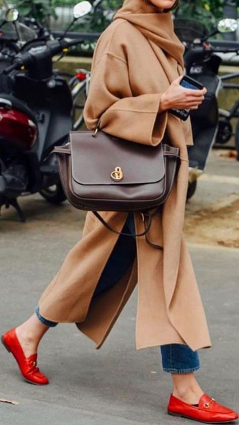 Camel Coat Outfit, Fall Fashion Coats, Street Style Edgy, Stil Inspiration, Looks Street Style, Brown Bag, Ținută Casual, Camel Coat, Coat Outfits