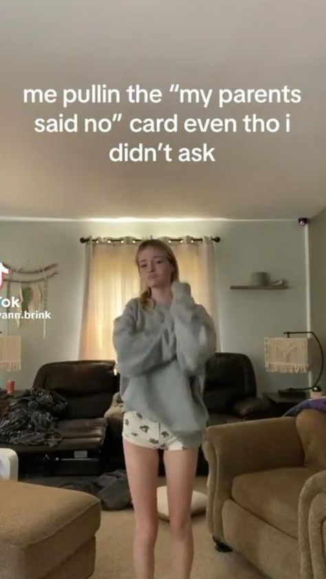 #relatable me when I don't wanna hang out😭😭 Best Friend Relatable, Tik Tok Videos Relatable, Relatable Girl Things, Funny Relatable Tiktoks, Relatable Friends, Relatable Girl, Relatable Videos, Relatable Tiktoks, Relatable Things