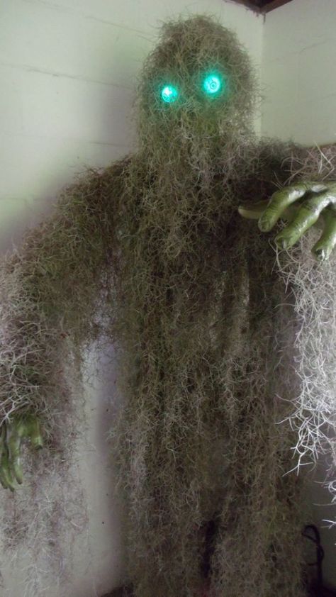 Moss Monster, Voodoo Halloween, Haunted Trail, Halloween Outside, Haunted House Ideas, Casa Halloween, Haunted Forest, Spooky Halloween Party, Halloween Prop