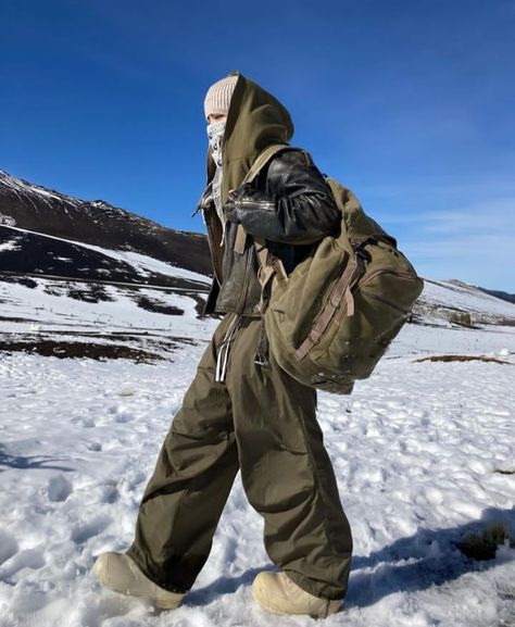 Winter Gorpcore Outfits, Goretex Outfit, Hiking Outfit Winter Outdoors, Grey And Green Outfit, Camping Outfits Aesthetic, Camping Outfits Men, Egirl Icons, Gorpcore Outfit, Snowboarding Outfits