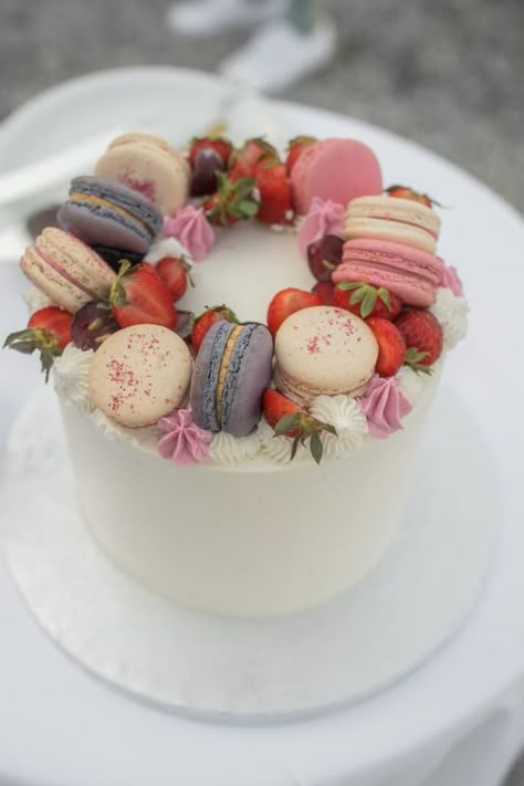 Macarons On A Cake, Cakes With Macaroons On Top, Macaron On Cake Decoration, Cake With Maccarone On Top, Cake Decoration With Macaron, Cake Design With Macaron, Heart Cake With Macarons, Cake With Macarons And Strawberries, Cake Decor With Macarons