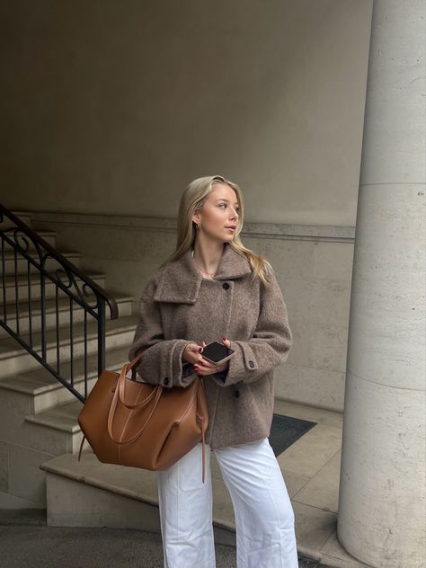 Brown Bag Outfit, Stockholm Fashion Week, Look Adidas, Winter Outfits Aesthetic, Estilo Indie, Skandinavian Fashion, London Outfit, Autumn Fits, Uni Outfits