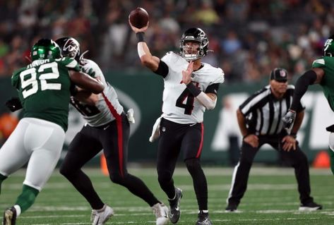 Desmond Ridder is doing his best to make coaches question which quarterback should start for the Falcons next season. The rookie out of Cincinnati put on quite the showing in the team’s second preseason game over the weekend. Atlanta had a primetime Monday night matchup against the Jets, where Ridder went 10-13 with 143 passing […] The post The Falcons Might Have A QB Controversy After Seeing Desmond Ridder Throw Absolute Darts In Preseason appeared first on BroBible. Desmond Ridder, The Jets, The Rookie, Monday Night, Atlanta Falcons, Cincinnati, Put On, Atlanta, Coaching