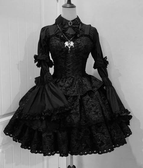 Goth Dresses Victorian, Vampire Goth Dress, Goth Dress Aesthetic, Goth Victorian Dress, Cute Outfits Pink, Black Gothic Dress, Gothic Victorian Dresses, Gothic Dresses, Cute Goth