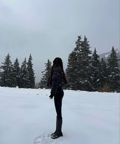 Apres Ski Outfits, Skiing Aesthetic, Brunette Aesthetic, Winter Instagram, Winter Princess, Photo Recreation, Ootd Winter, Snow Trip, Winter Photoshoot