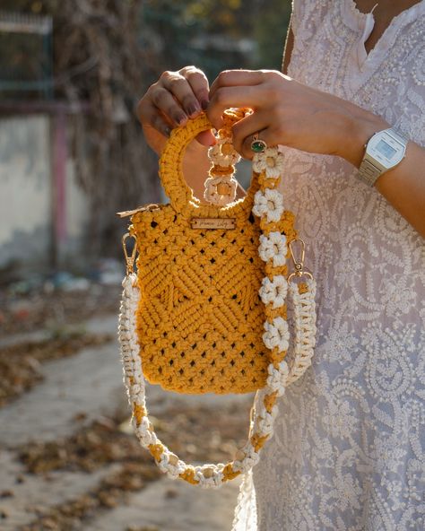 Cool Macrame Projects, Crochet Bag Straps, Macrame Bag Strap, Lily Bag, Upsy Daisy, Simpul Makrame, Bag Macrame, Daisy Bags, Macrame Accessories