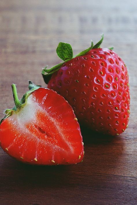 250+ Beautiful Strawberry Photos · Pexels · Free Stock Photos Strawberry Stock Photo, Strawberry Art Reference, Stoberry Fruit, Fruit Stock Photo, Strawberry Fruit Photography, Photos Of Fruit, Strawberry Reference Photo, Still Life Reference Photos For Artists Easy, Reference Photos Fruit